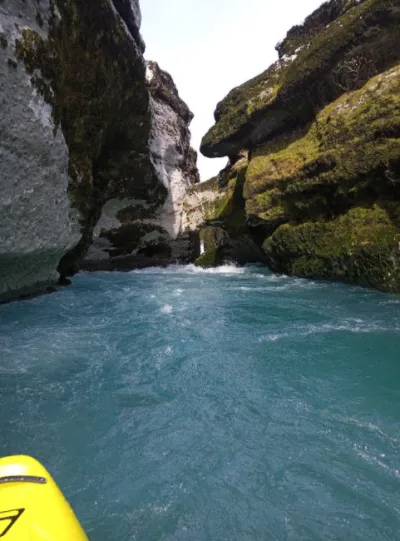 on passe ici dans un trou de roche